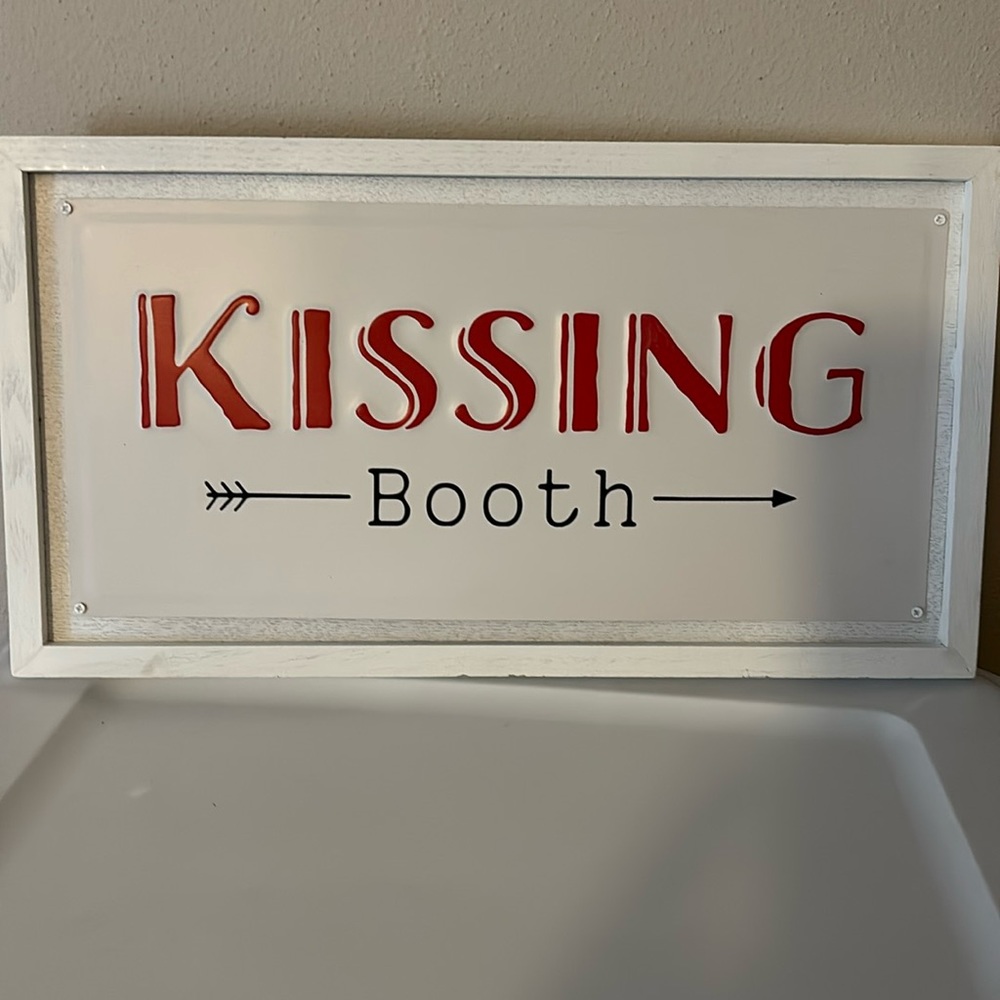 Kissing both Wall decor sign